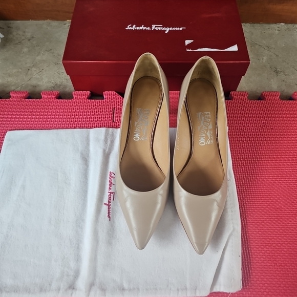 Salvatore Ferragamo Leather Low Heel Pumps Size 9B - Picture 5 of 11